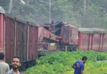 লাইনচ্যুত ট্রেন উদ্ধার করতে গিয়ে রিলিফ ট্রেন নিজেই লাইনচ্যুত